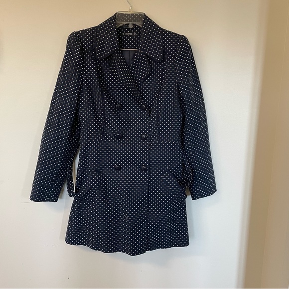 Trench coat Navy with Tan polka dots. Tie belt and two pockets. - Picture 9 of 9